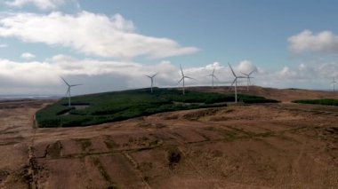 Donegal ilçesindeki Donegal 'deki Frosses ve Glenties arasındaki Cloghervaddy rüzgâr çiftliğinin hava görüntüsü.