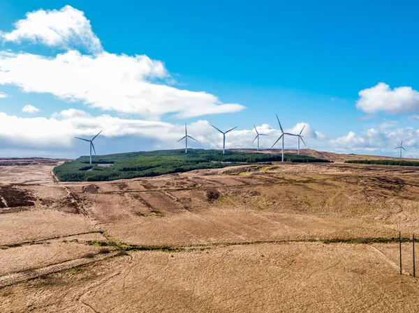 Vista aérea del parque eólico Cloghervaddy entre Frosses y Glenties en el Condado de Donegal — Foto de Stock