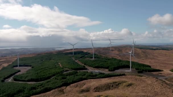 Vue aérienne du parc éolien Cloghervaddy entre Frosses et Glenties dans le comté de Donegal — Video