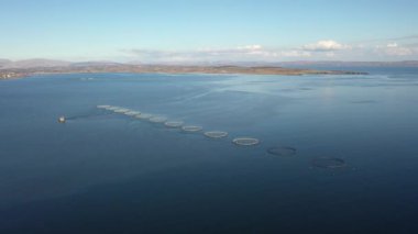 Donegal, İrlanda 'daki balık çiftliğinin havadan görünüşü
