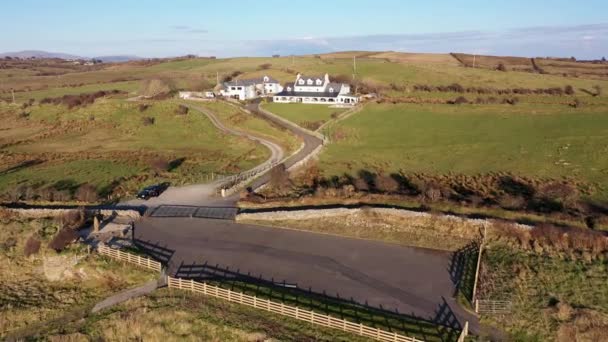 DUNKINEELY, COUNTY DONEGAL, IRELAND - MARCH 26 2022: Castle Murray House正在圣约翰角附近提供精品风格的住宿 — 图库视频影像