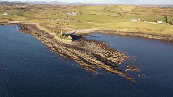 McSwynes Şatosu Donegal, İrlanda 'daki St Johns Point' te yer almaktadır.. — Stok video