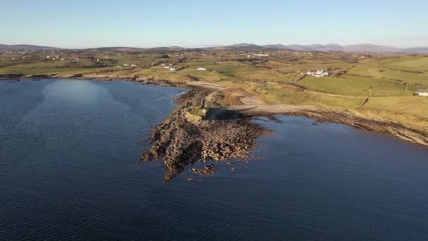 McSwynes Şatosu Donegal, İrlanda 'daki St Johns Point' te yer almaktadır.. — Stok video