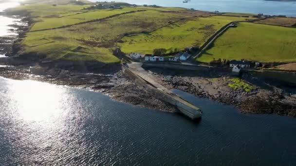 Widok z lotu ptaka na molo Ballysaggart i XV-wieczny klasztor Franciszkanów w St Johns Point w hrabstwie Donegal - Irlandia. — Wideo stockowe