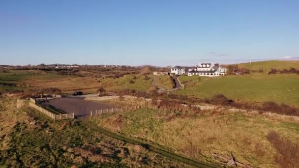 Dunkineely, County Donegal, Irlandia - 26 marca 2022: Castle Murray House oferuje zakwaterowanie w stylu butikowym w pobliżu St. Johns point — Wideo stockowe