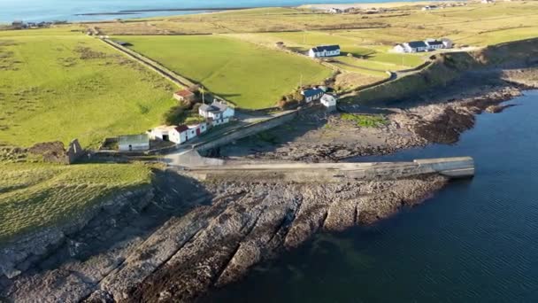 Luchtfoto van de pier van Ballysaggart en de 15e eeuwse Franciscaner Derde Orde blijft op St Johns Point in county Donegal - Ierland. — Stockvideo