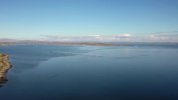 Vista aérea de la piscifactoría en el Condado de Donegal - Irlanda — Vídeos de Stock