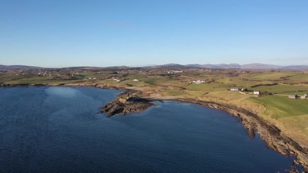 McSwynes Şatosu Donegal, İrlanda 'daki St Johns Point' te yer almaktadır.. — Stok video