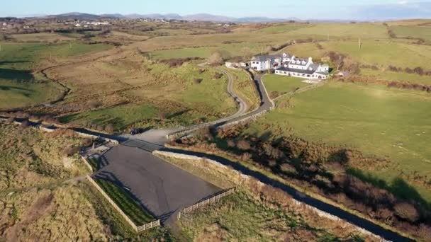 Dunkineely, County Donegal, Irlandia - 26 marca 2022: Castle Murray House oferuje zakwaterowanie w stylu butikowym w pobliżu St. Johns point — Wideo stockowe