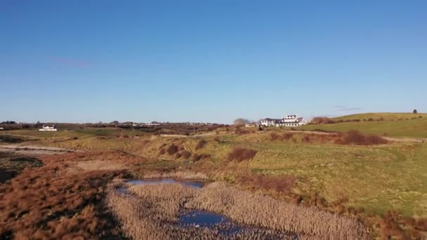 Dunkineely, Condado de Donegal, Irlanda - 26 de marzo de 2022: Castle Murray House ofrece alojamiento de estilo boutique cerca del punto de St. Johns — Vídeos de Stock