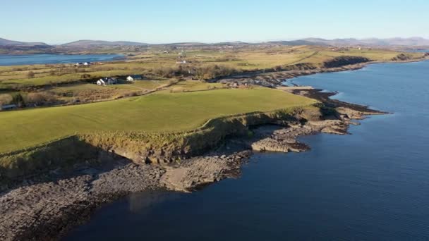 Veduta aerea del molo Ballysaggart e del Terzo Ordine Francescano del XV secolo rimane a St Johns Point nella contea di Donegal - Irlanda. — Video Stock