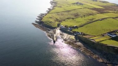Ballysaggart rıhtımının ve 15. yüzyıl Fransisken Üçüncü Düzen 'inin hava manzarası County Donegal, İrlanda' daki St Johns Point 'te kaldı..