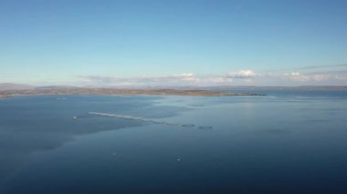 Donegal, İrlanda 'daki balık çiftliğinin havadan görünüşü