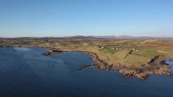 McSwynes Şatosu Donegal, İrlanda 'daki St Johns Point' te yer almaktadır.. — Stok video