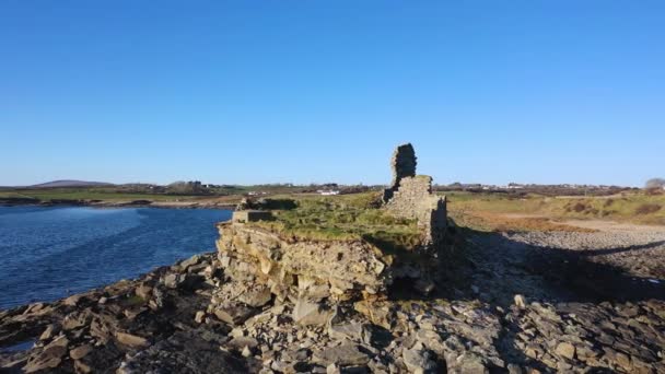 Kasteel McSwynes is een kasteel in St Johns Point in County Donegal, Ierland.. — Stockvideo