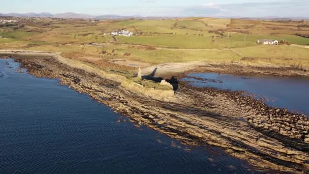 McSwynes Şatosu Donegal, İrlanda 'daki St Johns Point' te yer almaktadır.. — Stok video