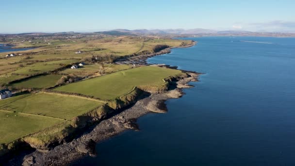 Vista aérea da incrível costa rochosa em Ballyederland por St Johns Point no Condado de Donegal - Irlanda. — Vídeo de Stock