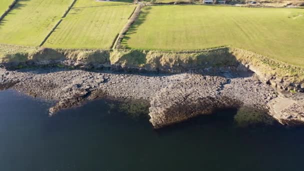 Vista aérea de la increíble costa rocosa de Ballyederland por St Johns Point en el Condado de Donegal - Irlanda. — Vídeo de stock