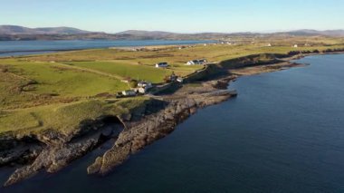 Ballysaggart rıhtımının ve 15. yüzyıl Fransisken Üçüncü Düzen 'inin hava manzarası County Donegal, İrlanda' daki St Johns Point 'te kaldı..