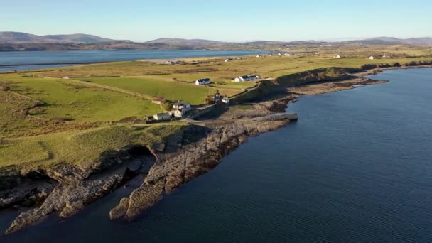 Ballysaggart rıhtımının ve 15. yüzyıl Fransisken Üçüncü Düzen 'inin hava manzarası County Donegal, İrlanda' daki St Johns Point 'te kaldı.. — Stok video