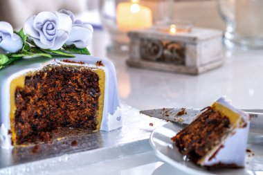 Mavi güllerle süslenmiş güzel meyveli pasta.