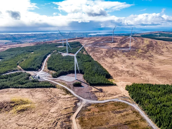 Vista aérea del parque eólico Cloghervaddy entre Frosses y Glenties en el Condado de Donegal — Foto de Stock