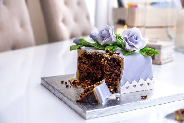Piękne ozdobione ciasto owocowe z niebieskimi różami — Zdjęcie stockowe