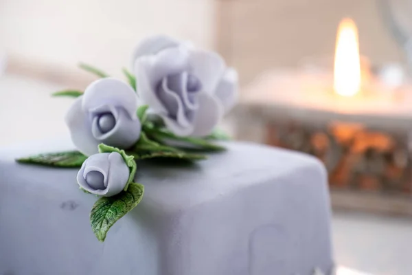 Bella torta di frutta decorata con rose blu Immagine Stock