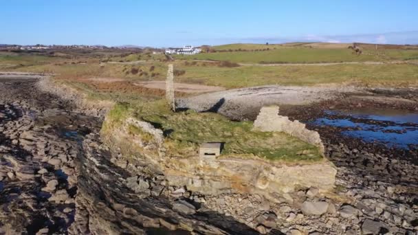 McSwynes Şatosu Donegal, İrlanda 'daki St Johns Point' te yer almaktadır.. — Stok video