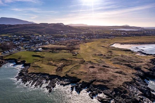 Вид с воздуха на гольф-площадку Portnablagh, графство Донегал, Ирландия — стоковое фото
