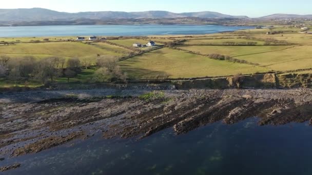 Flygfoto över den fantastiska klippiga kusten vid Ballyederland vid Dunkinely i grevskapet Donegal - Irland — Stockvideo