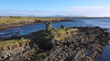 McSwynes Şatosu Donegal, İrlanda 'daki St Johns Point' te yer almaktadır..