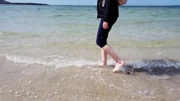 Mujer despertando en la playa irlandesa en el Condado de Donegal — Vídeo de stock