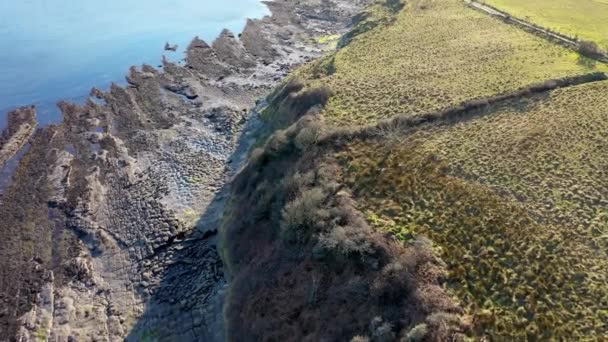 Luchtfoto van de verbazingwekkende rotskust bij Ballyederland door Dunkineely in county Donegal - Ierland — Stockvideo