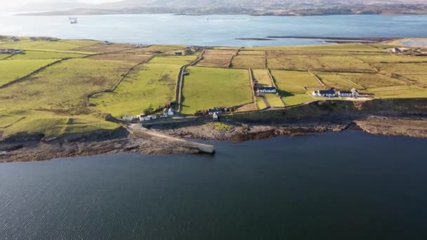Vista aérea do cais Ballysaggart e da Terceira Ordem Franciscana do século XV permanece em St Johns Point no Condado de Donegal - Irlanda. — Vídeo de Stock