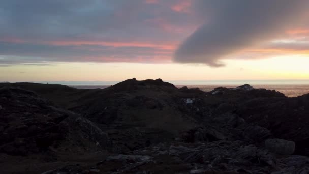 Закат на красивом побережье в Давросе в графстве Донегал - Ирландия — стоковое видео