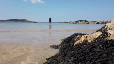 Donegal 'de İrlanda sahilinde uyanan bir kadın.