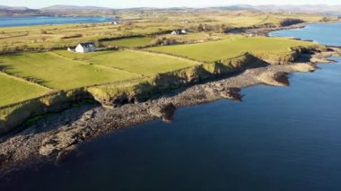 Ballysaggart rıhtımının ve 15. yüzyıl Fransisken Üçüncü Düzen 'inin hava manzarası County Donegal, İrlanda' daki St Johns Point 'te kaldı..