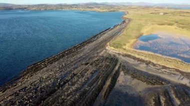 Donegal İlçesi 'ndeki Portned Adası' nın yanındaki St. Johns Point 'teki labirent kıyı manzarası.