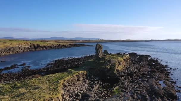 El castillo de McSwynes se encuentra en St Johns Point, en el condado de Donegal, Irlanda.. — Vídeos de Stock