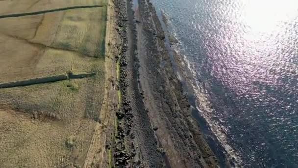 Вид с воздуха на лабиринтное побережье Сент-Джонс-Пойнт рядом с Портнод-Айленд в графстве Донегал - Ирландия. — стоковое видео