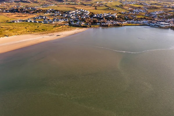 Flygfoto av Beautiful Blue Flag Beach, Killahoey Strand nära Dunfanaghy, Donegal, Irland — Stockfoto