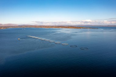 Donegal, İrlanda 'daki balık çiftliğinin havadan görünüşü