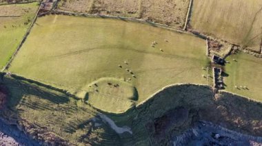 Donegal İlçesi St Johns Point 'teki Ballysaggart Ringfort' un havadan görünüşü - İrlanda.