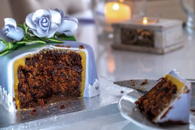 Mavi güllerle süslenmiş güzel meyveli pasta.