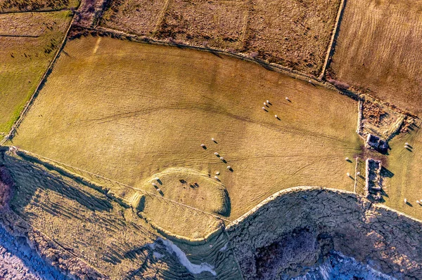 Donegal İlçesi St Johns Point 'teki Ballysaggart Ringfort' un havadan görünüşü - İrlanda.