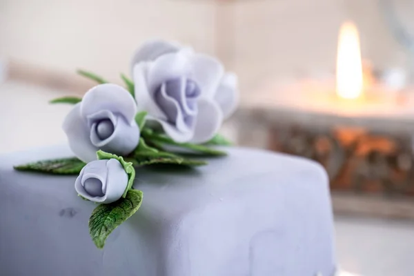 Hermoso pastel de frutas decorado con rosas azules —  Fotos de Stock