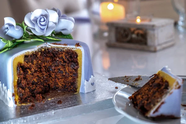 Mavi güllerle süslenmiş güzel meyveli pasta.