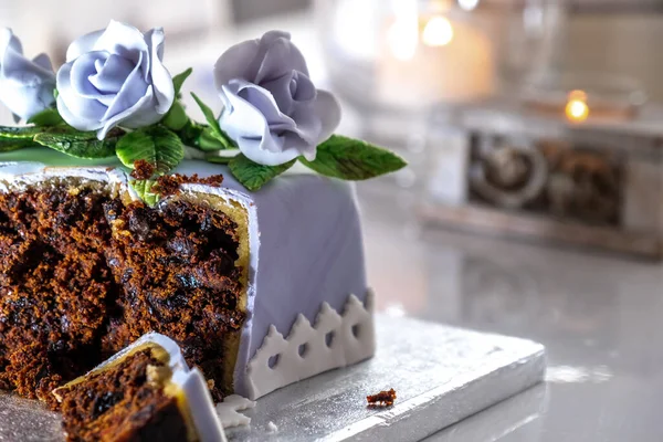 Prachtig versierde fruitcake met blauwe rozen — Stockfoto