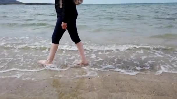 Mujer caminando en la playa irlandesa en el Condado de Donegal — Vídeo de stock